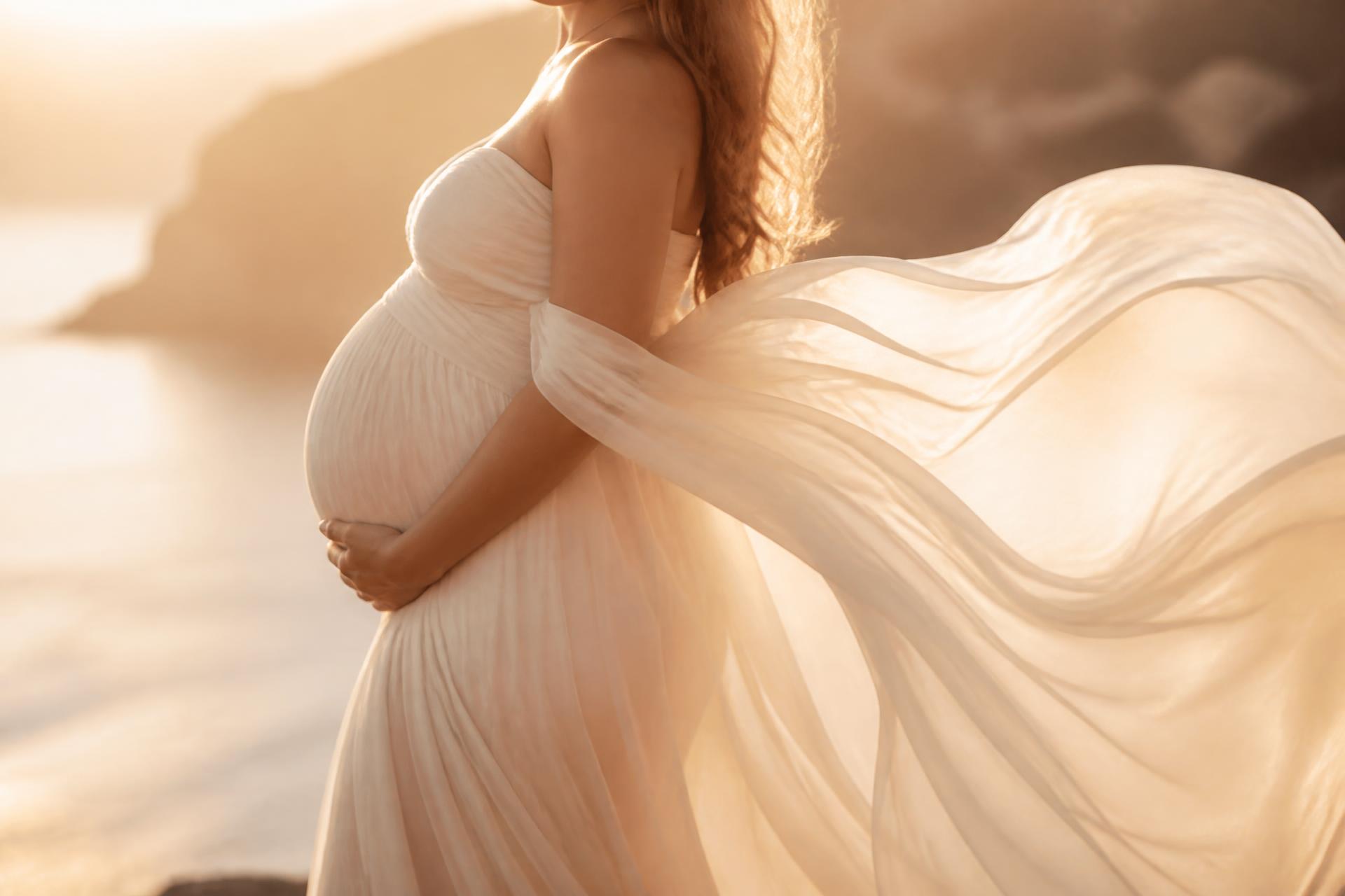 Future maman en robe fluide, lumière dorée
